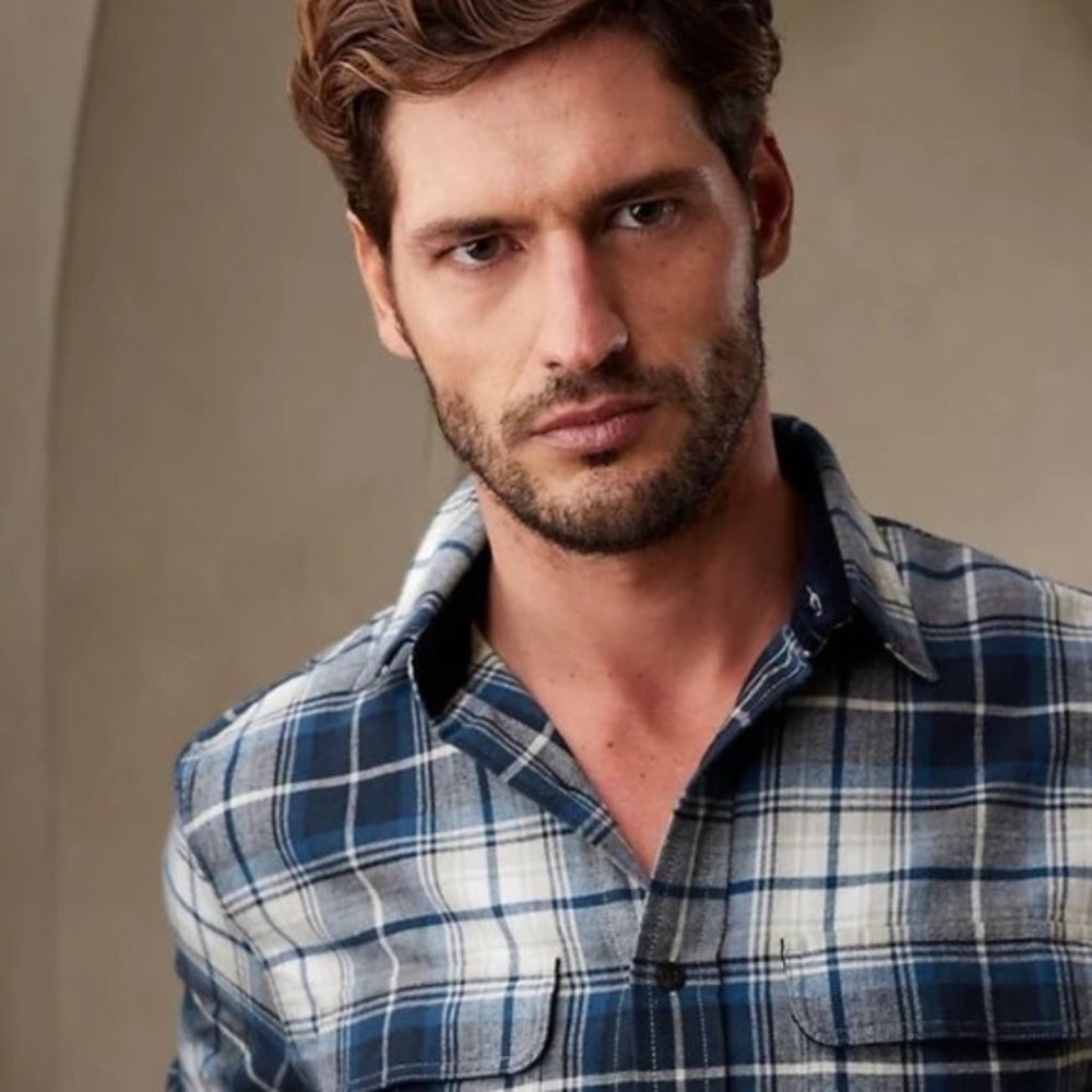 Banana Republic Men's Untucked Button Down Shirt Blue Check Plaid